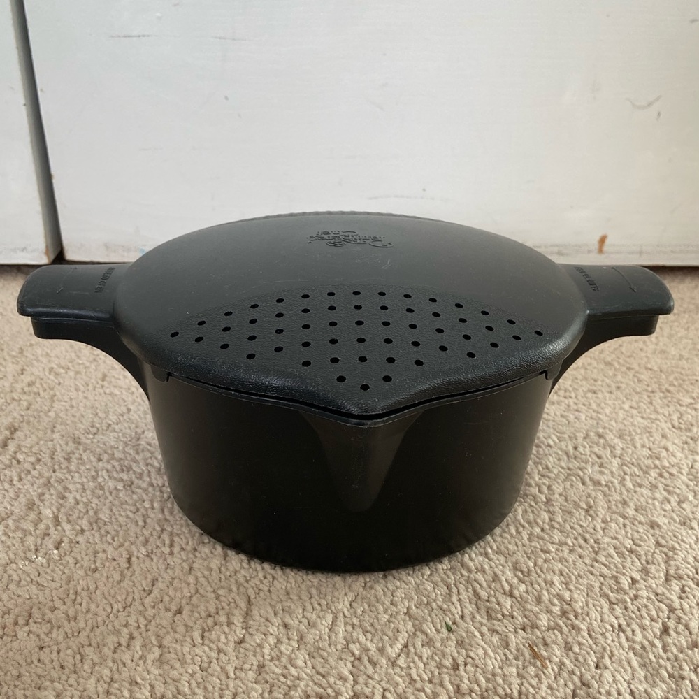 The Pampered Chef 8 Cup 2 Quart Micro Cooker Steamer Strainer Black 2778